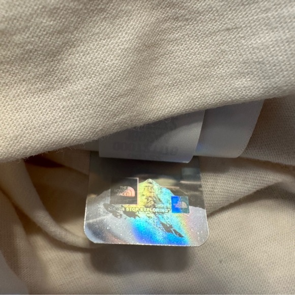 The North Face Girls We Never Stop Graphic T-shirt - Picture 7 of 7